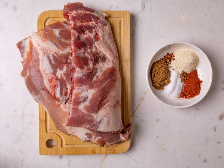 Bancada com os ingredientes do preparo da costelinha.