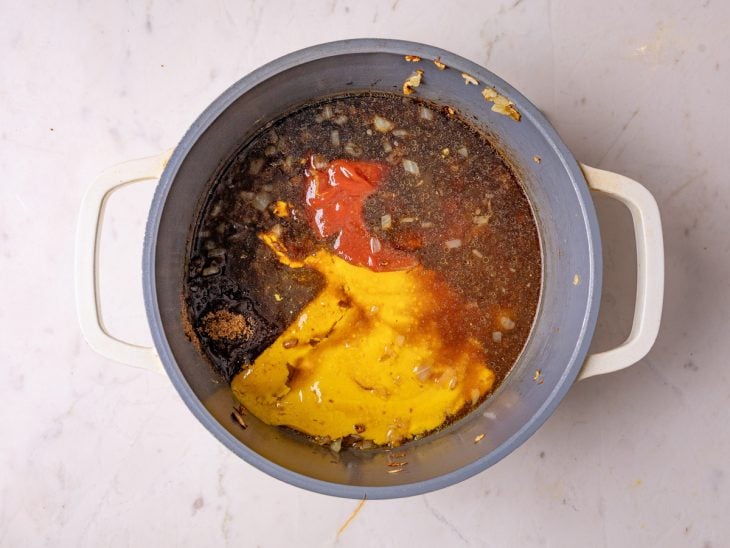 Ingredientes do molho na panela.