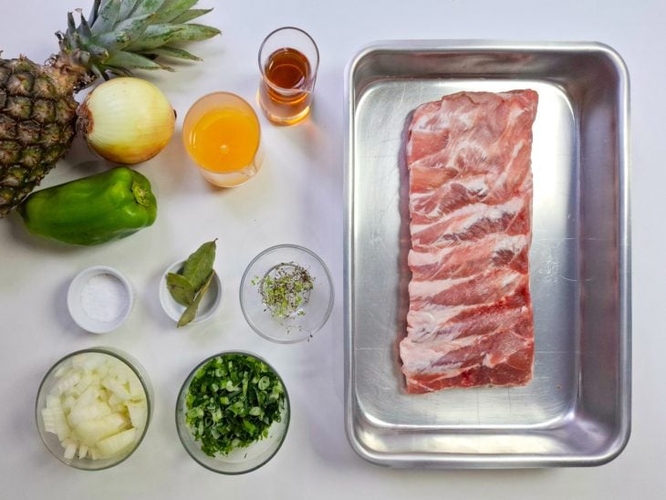 Ingredientes para a receita reunidos em uma bancada.