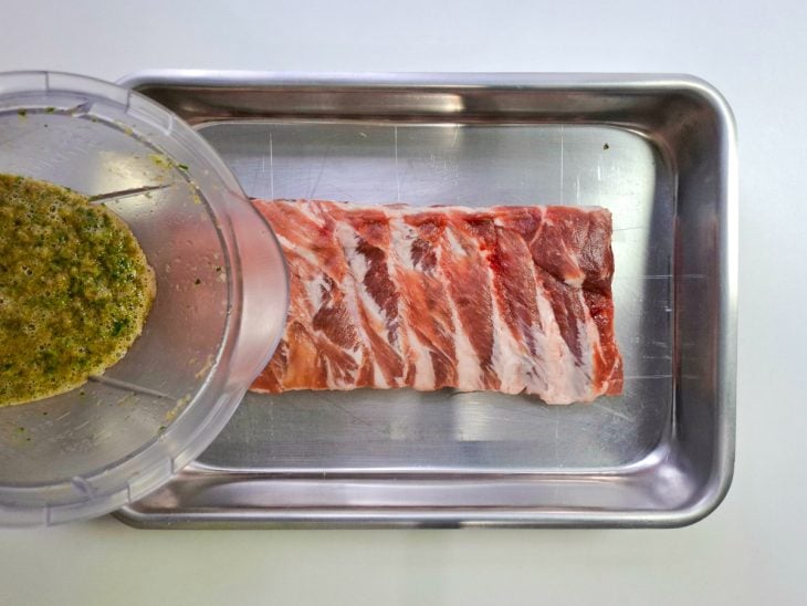 Mistura do liquidificador para ser despejada sobre a costela na assadeira.