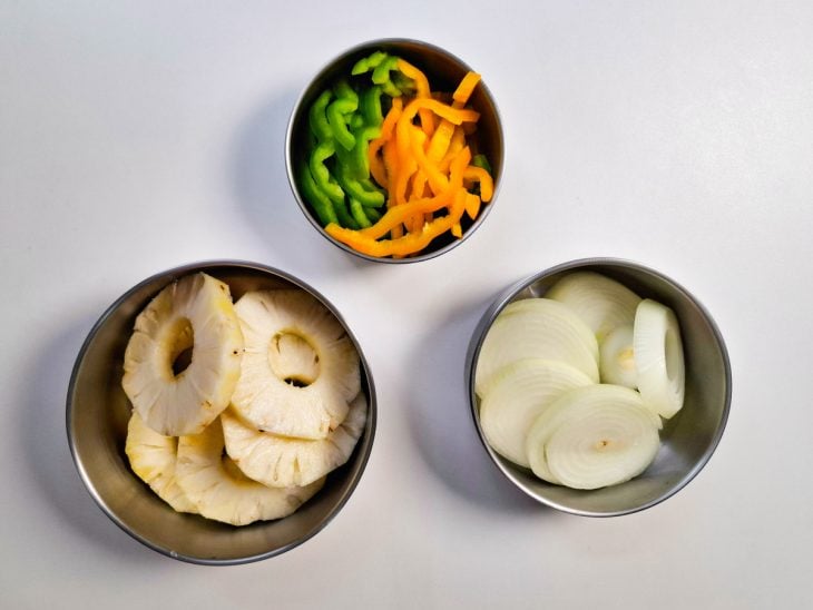 Ingredientes cortados e reservados em recipientes distintos.