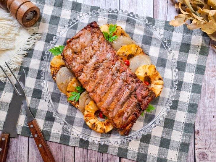 Costela de porco assada pronta para consumo.