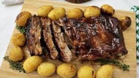 Costelinha de porco caramelizada no forno