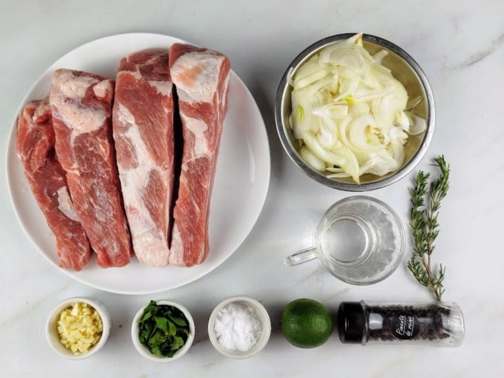 Ingredientes do preparo sobre a bancada.