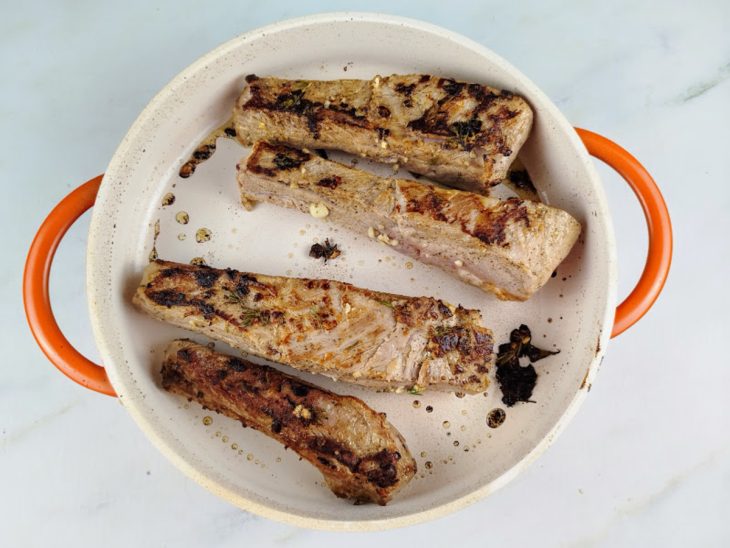 Panela com as costelinhas a dourar.