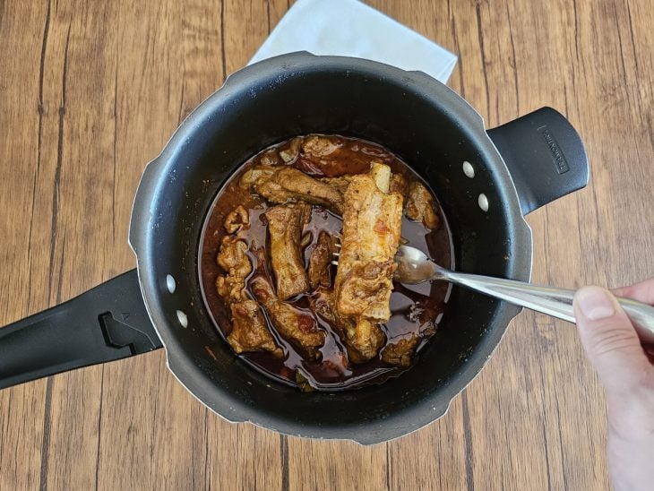 Costelinha de porco na panela de pressão ao ponto.