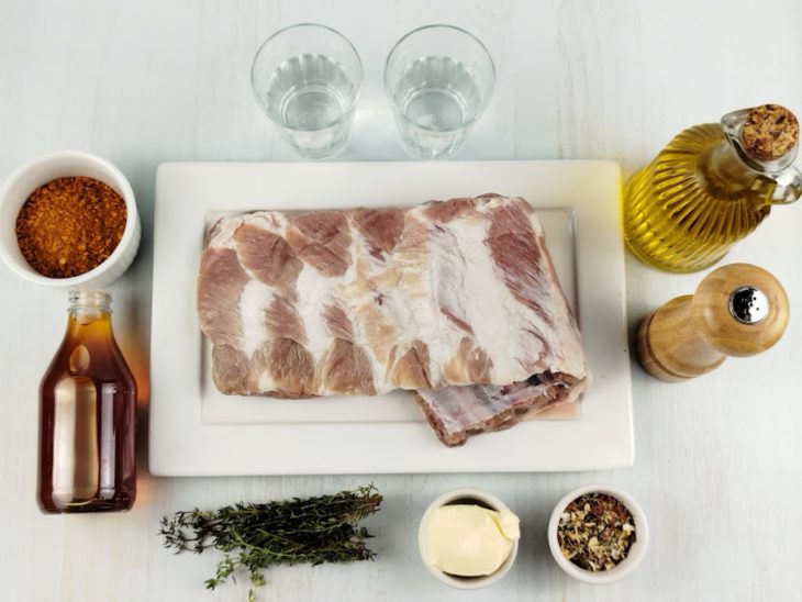 Ingredientes reunidos na bancada.