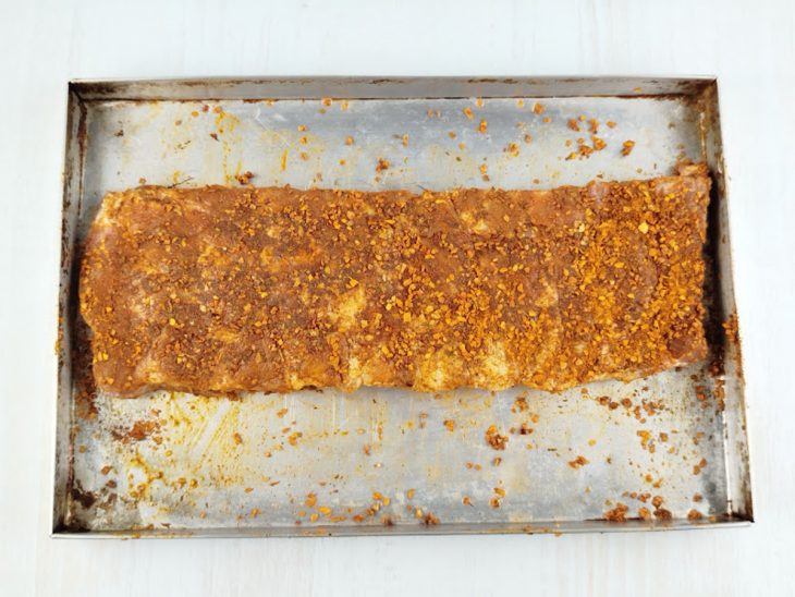 Costela numa forma já temperada.