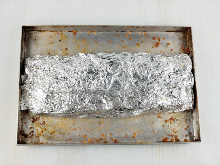 Costela envolta no papel alumínio.