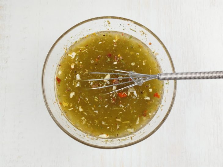 Numa tigela, o molho chimichurri pronto.