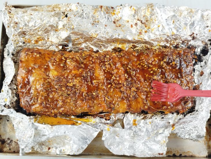 Costela regada com a calda de melado.