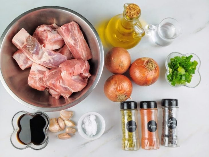 Ingredientes para a receita de costelinha de porco simples reunidos em uma bancada.