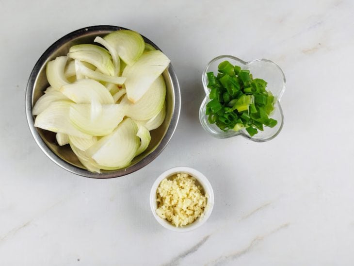 Ingredientes picados em recipientes distintos.