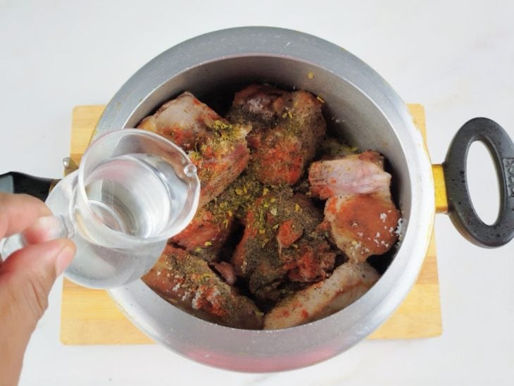 Shoyu e água adicionados na panela de pressão.