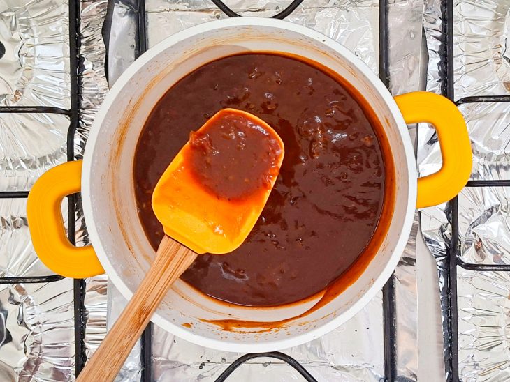 Espátula mostrando a textura do molho.