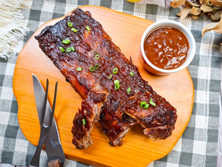 Costelinha pronta, servida com mais molho barbecue.