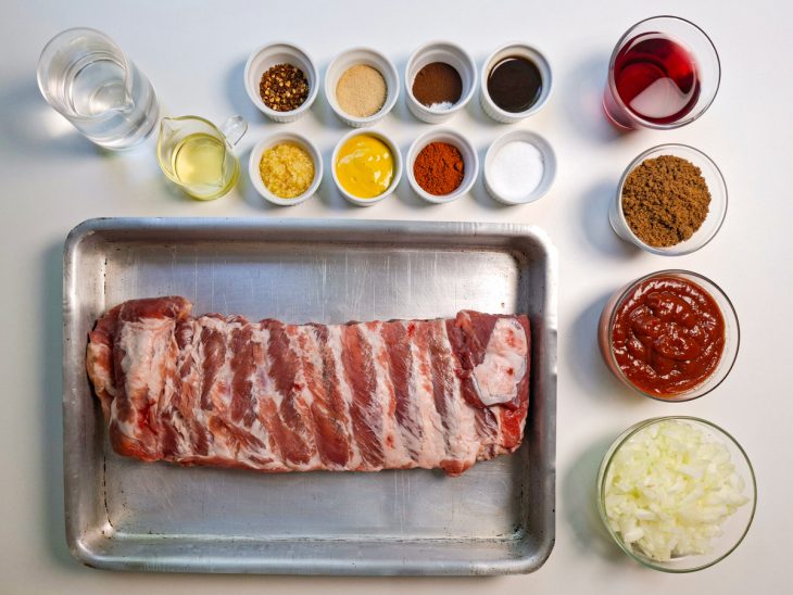 Ingredientes separados sobre a bancada.