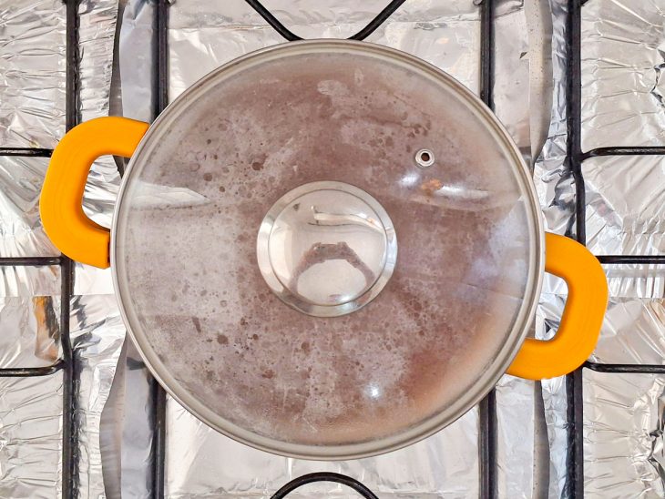 Molho barbecue cozinhando em fogo médio até engrossar e ganhar brilho.