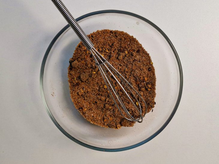 Temperos secos sendo misturados em uma tigela para formar o dry rub.