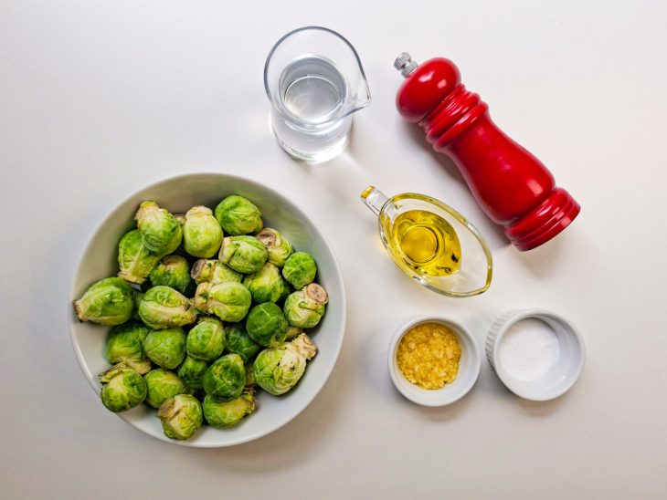 Ingredientes reunidos na bancada.