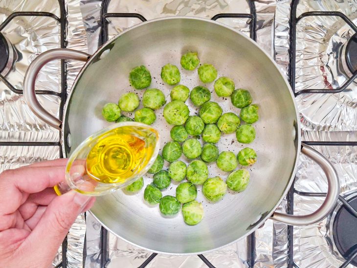 Couves sendo regadas com azeite.