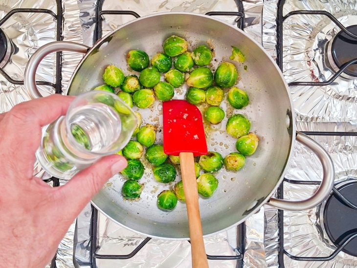 Água sendo adicionada na panela.