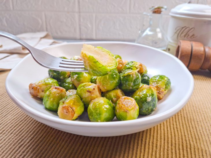 Couve-de-bruxelas pronta, servidas em prato.