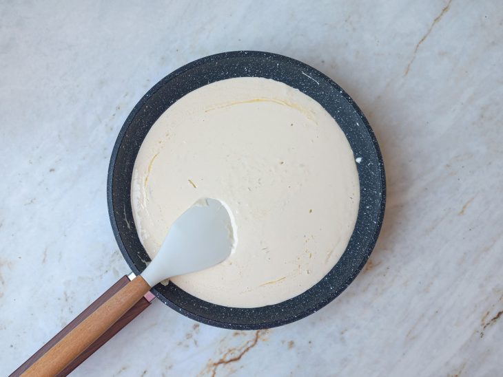 Na panela da cebola, amido de milho e creme de leite adicionados.