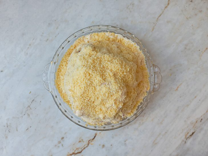 Parmesão cobrindo a couve-flor e o molho branco.