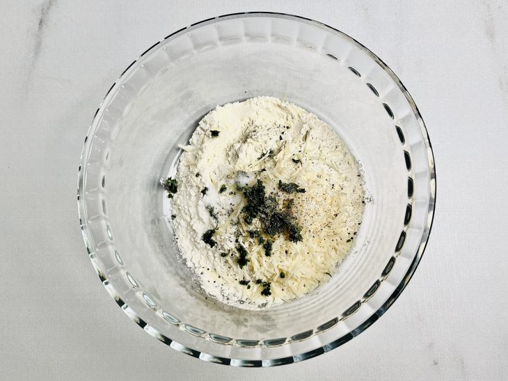 Farinha de trigo, parmesão, páprica, alho em pó, salsinha, sal e pimenta-do-reino misturados.