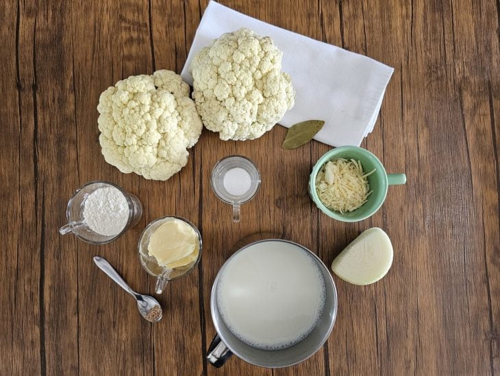 Ingredientes da couve-flor gratinada reunidos na bancada.