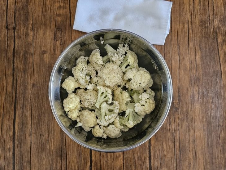 Floretes de couve-flor na bacia com água.