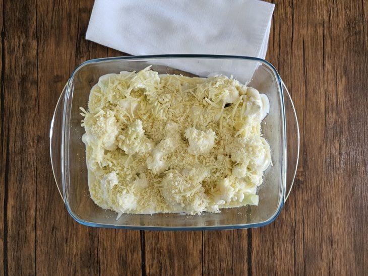 Restante do molho e queijo parmesão despejado por cima dos floretes.