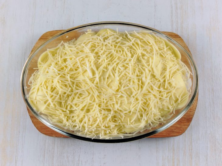 Mussarela e parmesão polvilhados sobre a couve-flor.