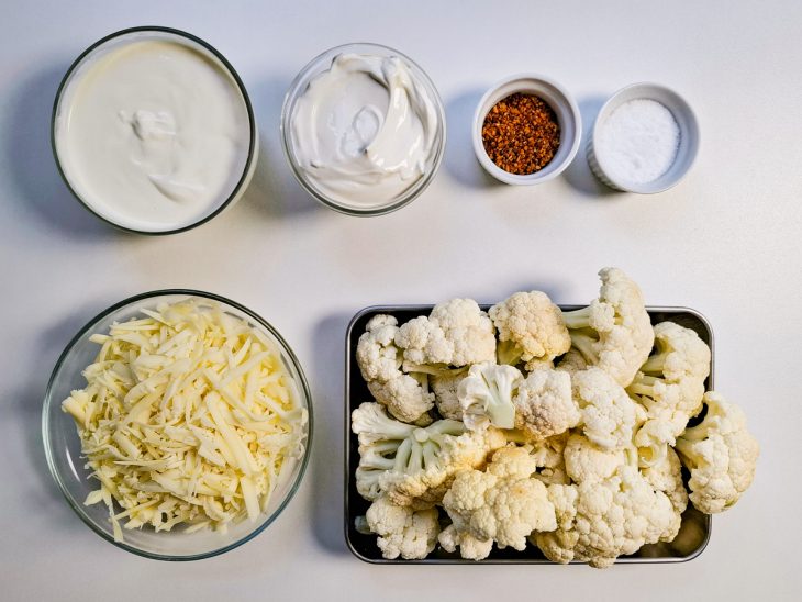Ingredientes para a receita reunidos numa bancada.