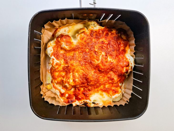 Couve-flor assada no cesto da air fryer.