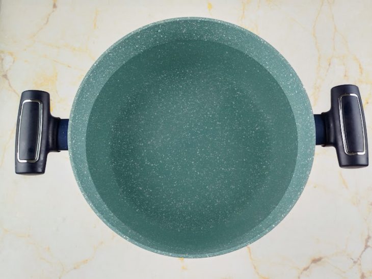 água fervendo para cozinhar couve-flor.