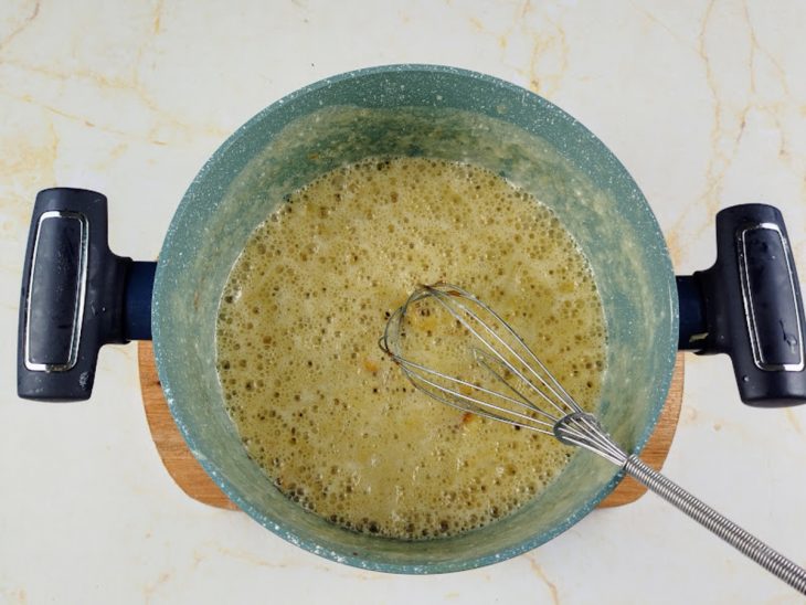 adição de farinha para base de molho branco.