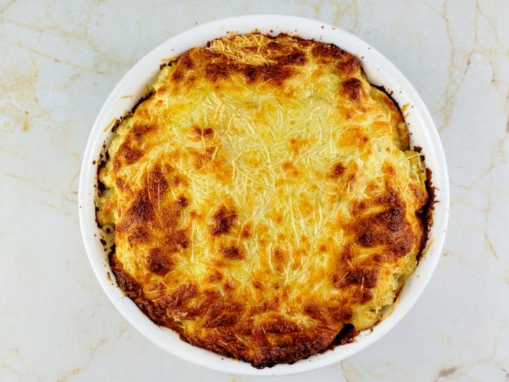 couve-flor gratinada assada e dourada.