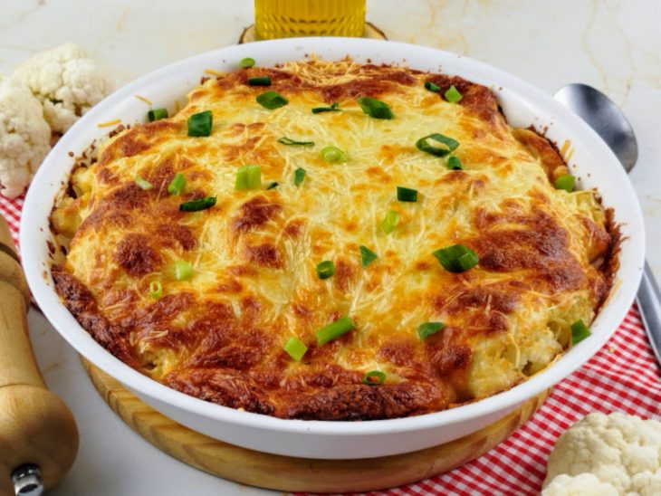couve-flor gratinada finalizada com cheiro-verde e servida.