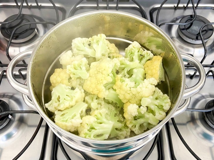 Floretes de couve sendo cozinhados em vapor.