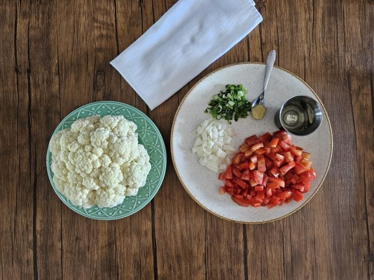 Uma bancada com os ingredientes separados.