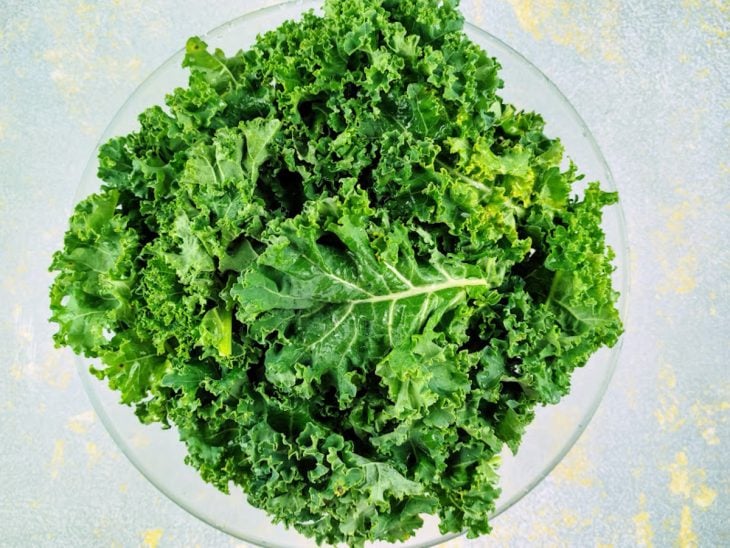 Folhas de couve kale separadas.