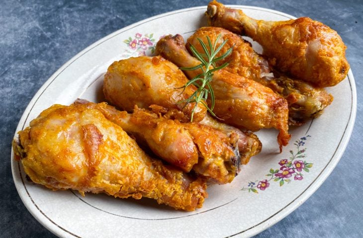 Coxa de frango assada crocante de forno