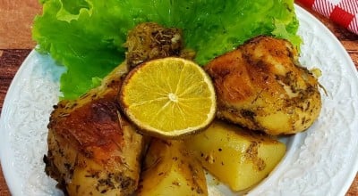 Coxa de frango assada no molho de laranja