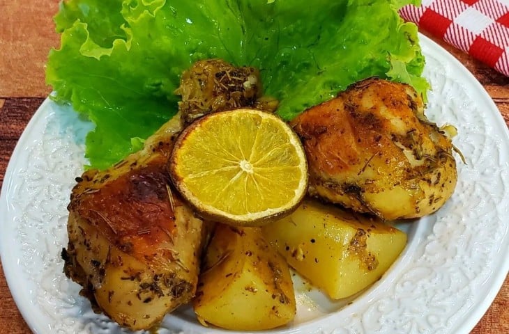 Coxa de frango assada no molho de laranja