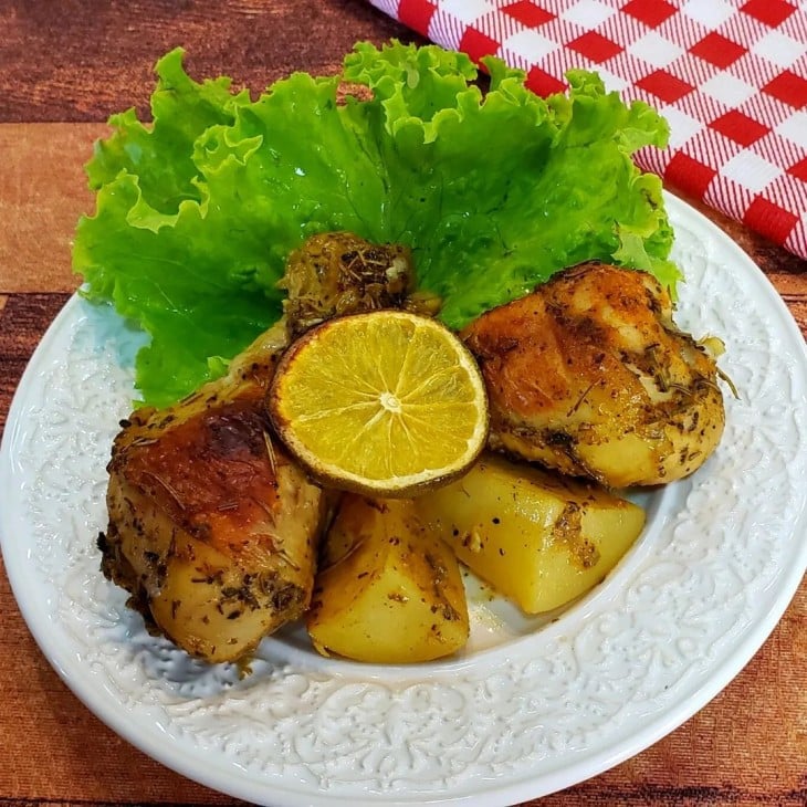 Coxa de frango assada no molho de laranja