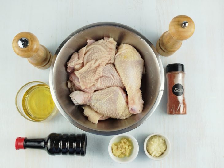 Ingredientes organizados na bancada, com alho e gengibre já ralados.