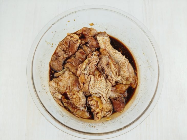 Frango descansando na marinada por 2 horas.