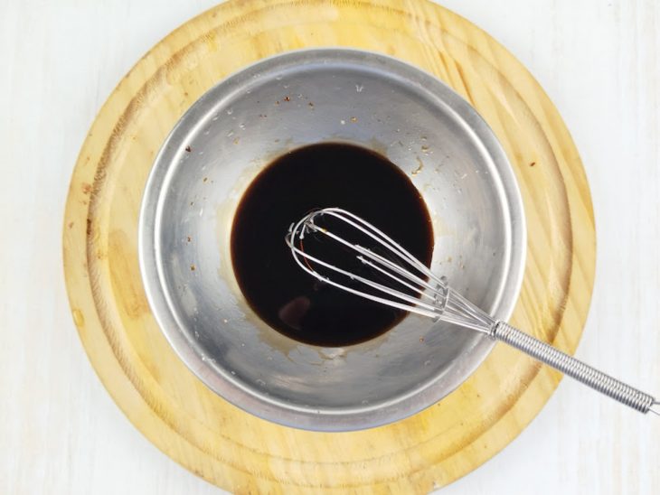 Mistura de mel e shoyu sendo preparada em tigela pequena.